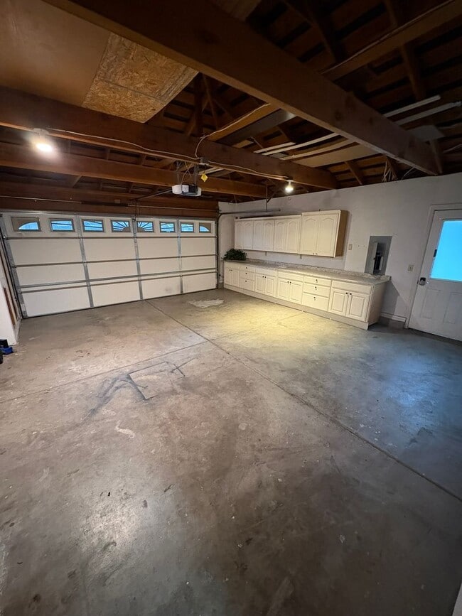 Building Photo - Beautifully Updated Single-Level Home with Fireplace & Garage