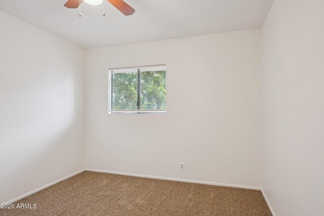 Building Photo - 286 W Palomino Dr