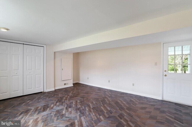 Building Photo - 5 Orchard Pl