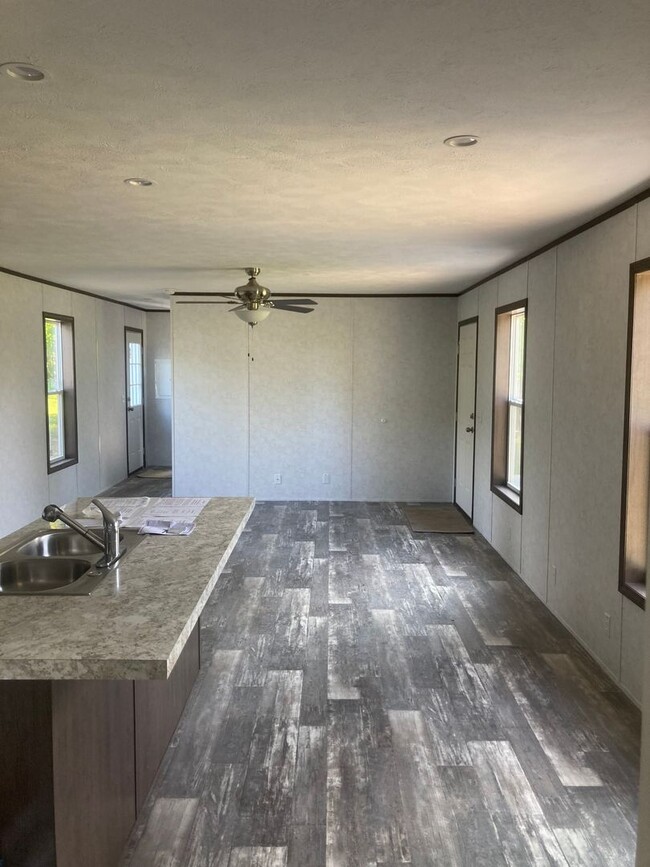 Building Photo - 3 bedroom 2 bath house in the Dundee Schoo...