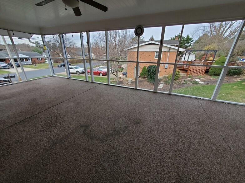 Screened-In Porch that is the depth of the house - 621 Broadview Dr