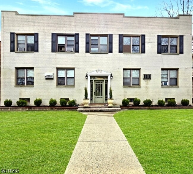 Building Photo - 579 Belleville Ave