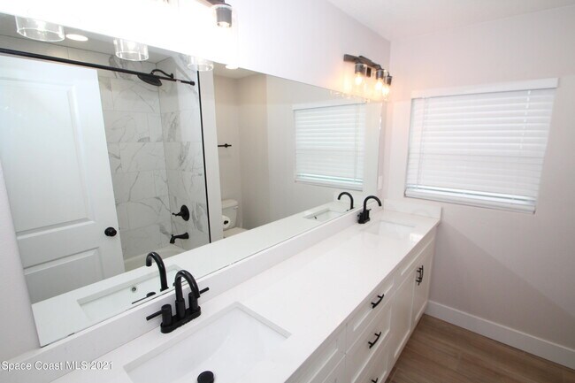 Building Photo - 580 Pine Tree Dr