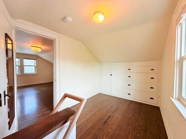 Building Photo - Charming Craftsman in Phinney Ridge - AVAILABLE NOW!
