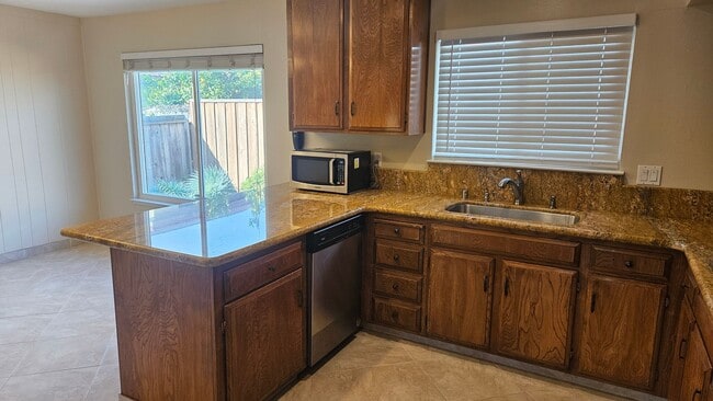 Building Photo - RENT WILL BE $3950 THROUGH MAY 2026!