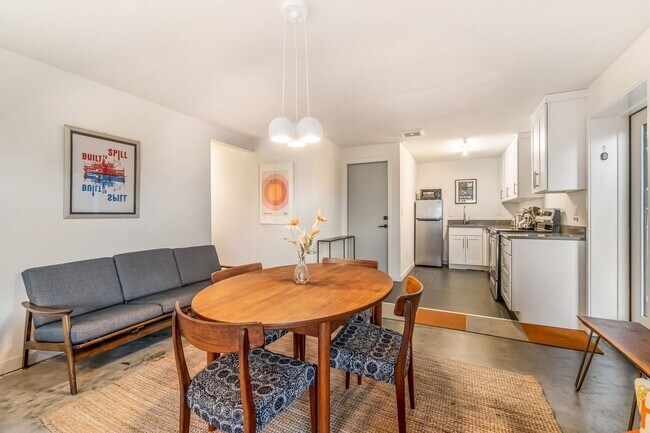 Building Photo - Fully Furnished, 2 Bedroom Rental - Great ...