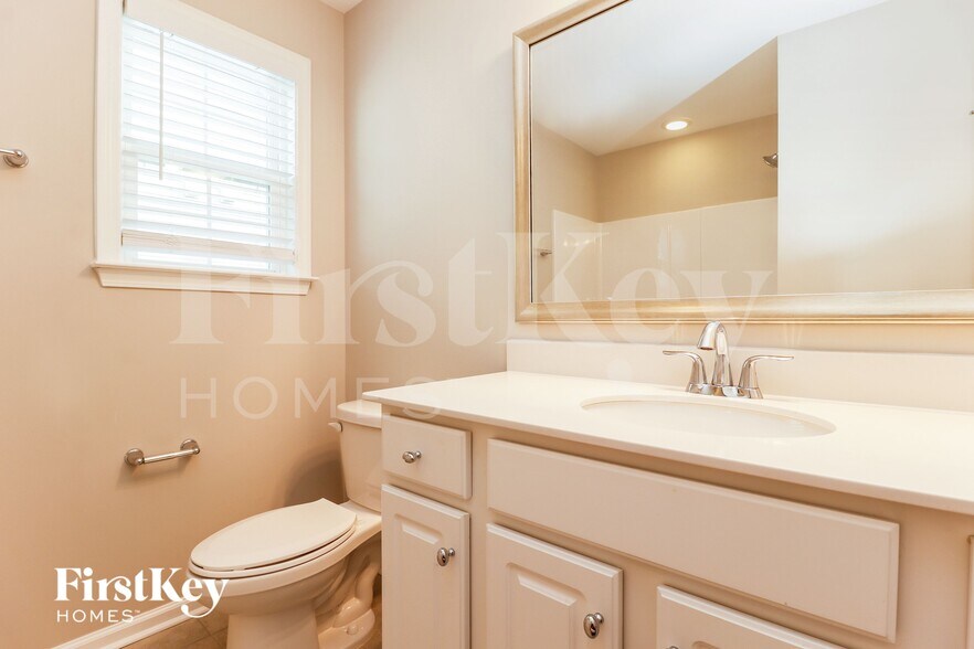 Building Photo - 244 Saxony Loop