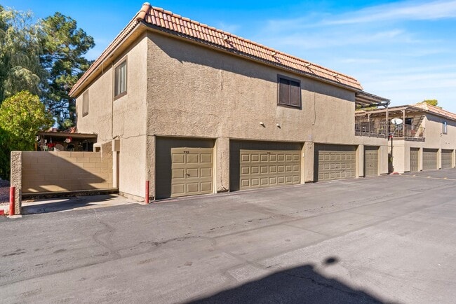 Building Photo - Single Story 3 Bedroom Home with 2 Patios and Community Amenities In Henderson