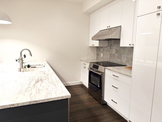 Building Photo - Stunning Fully Furnished Top Floor Unit Do...