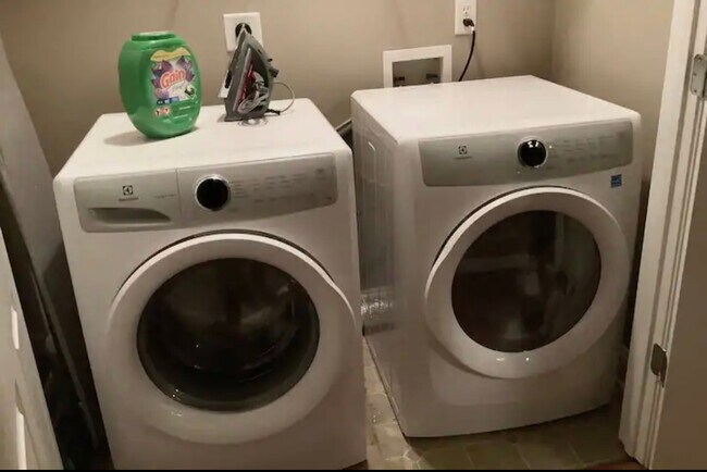 Laundry room - 560 Morgan St NE