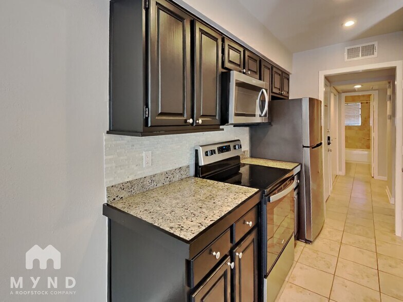 Building Photo - 7525 Holly Hill Dr