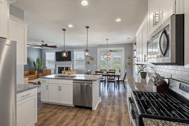 Building Photo - Show stopping 5 bed/3 bath rental in the h...