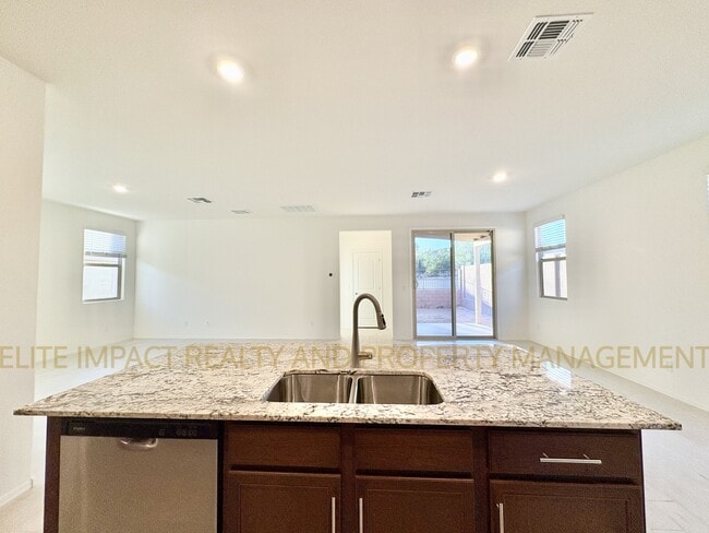 Building Photo - 9365 N Peridot Vis Ave