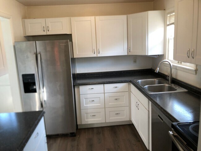 Building Photo - Two Bedroom Apartment with Fenced Backyard in Lafayette Duplex