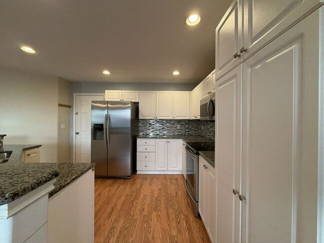 Building Photo - 5042 NE Schoeler Cir