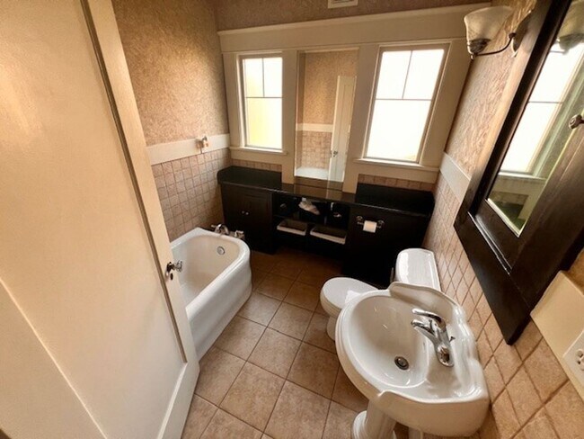 Building Photo - 1416