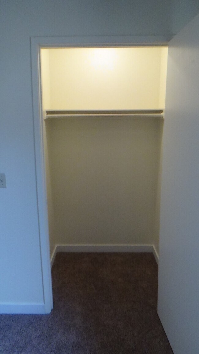 Bed1 Closet - 1117 Seabreeze Way