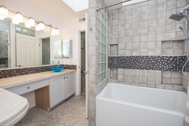 Building Photo - Huntington Beach Townhome