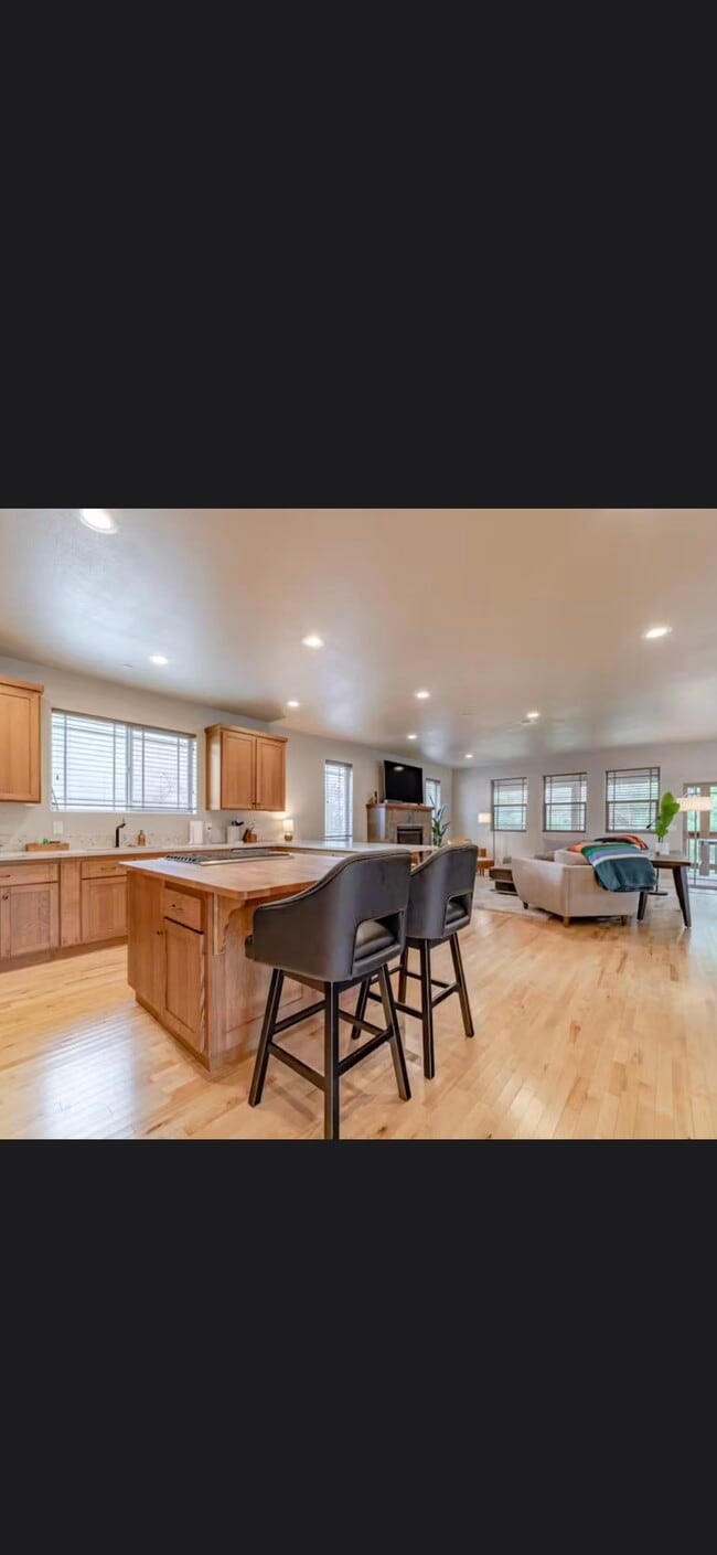 Kitchen and dining space - 4156 Williams St