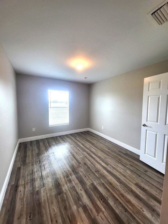 Building Photo - 5012 Dolphin Ct