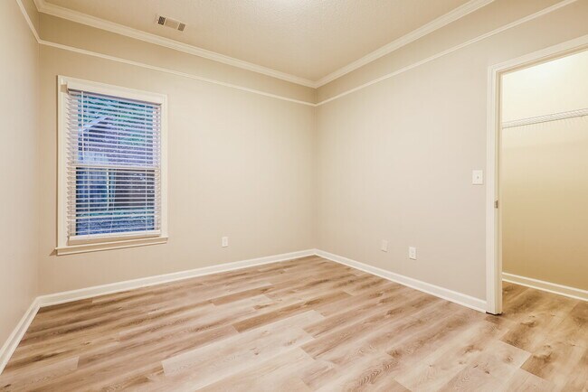Building Photo - 12 Sleepy Hollow Ct