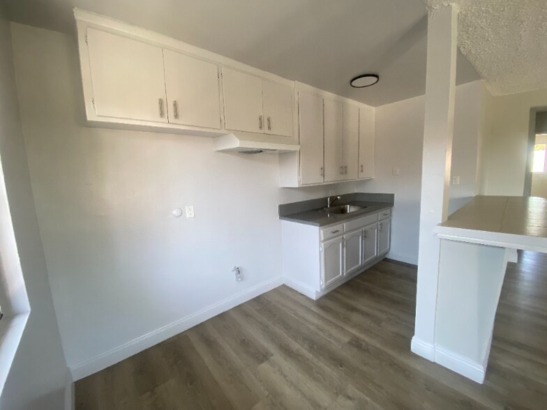 Building Photo - 1126 W 94th St