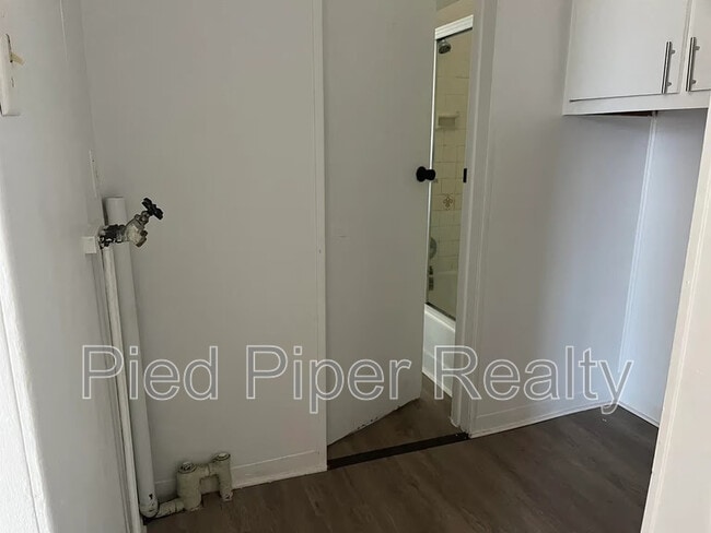 Building Photo - 404 E Prospect Terrace