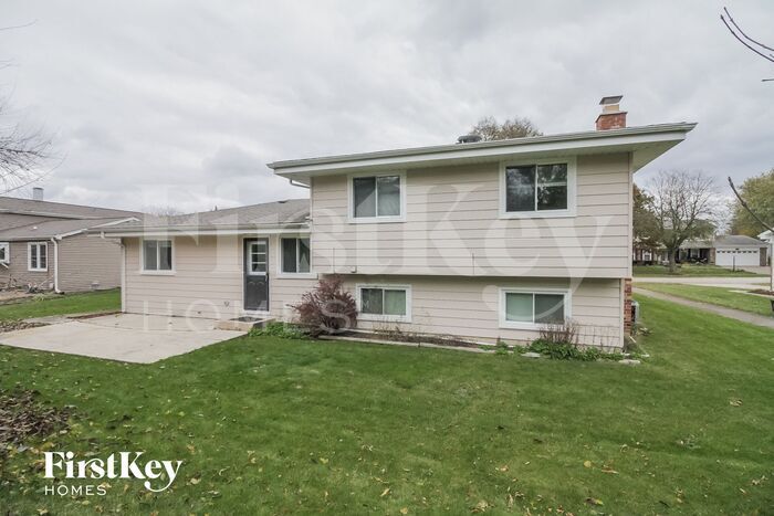 Building Photo - 6S124 Lakewood Dr