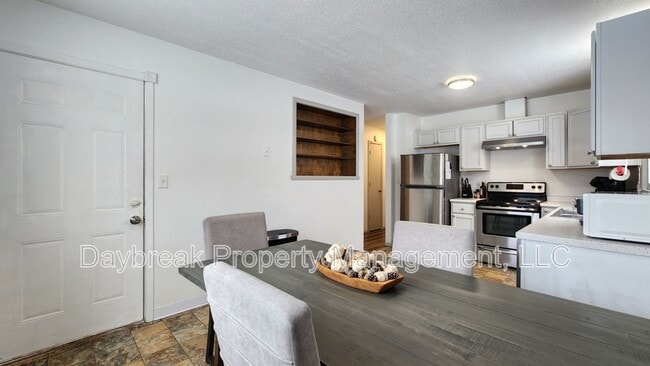 Building Photo - 525 7th Ave E