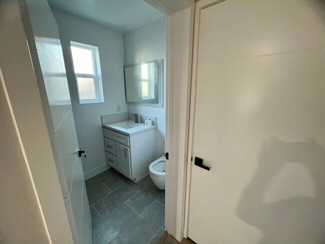 Building Photo - 1173 W 37th Plz