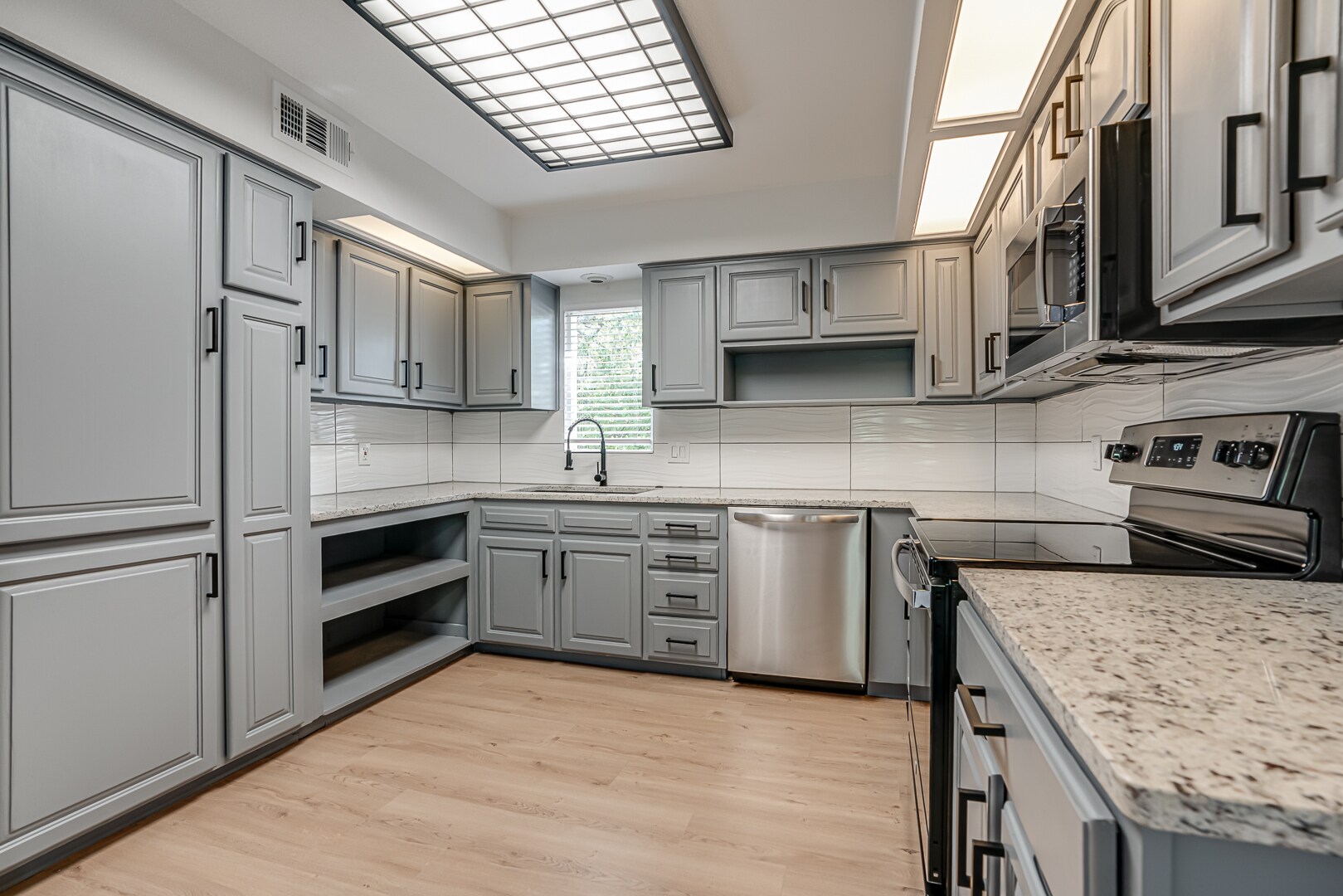 Building Photo - 568 W Quill Dr