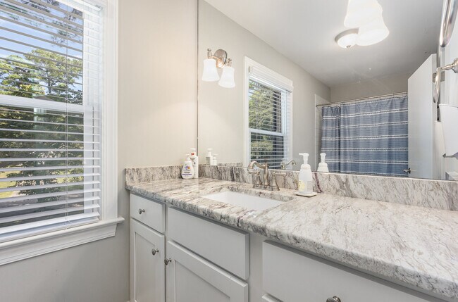 Building Photo - 4901 Stonehill Dr