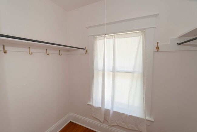 Building Photo - Near Northwest Neighborhood in South Bend 4 bedroom Craftsman style 2-story