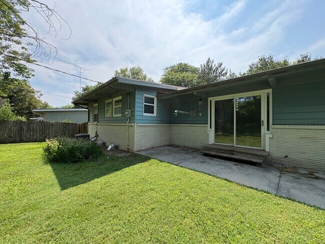 Building Photo - Spacious Home with Attached Garage & Fenced Backyard