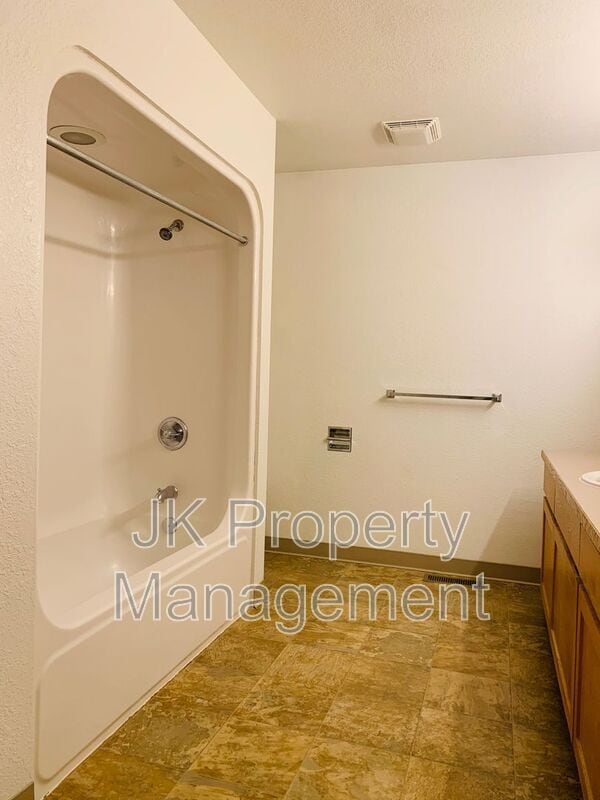 Building Photo - 1613 Sand Ct