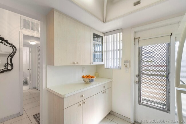 Building Photo - 1333 E Hallandale Beach Blvd