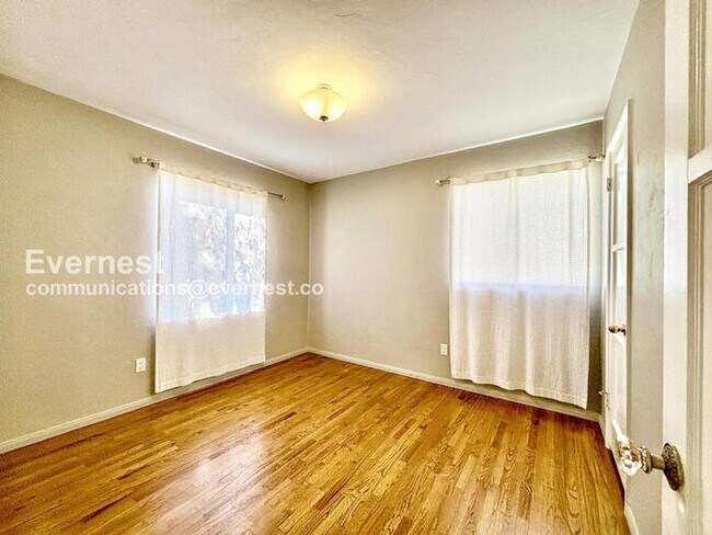 Building Photo - 3 Bed/2 Bath Home with Garage / Vouchers A...