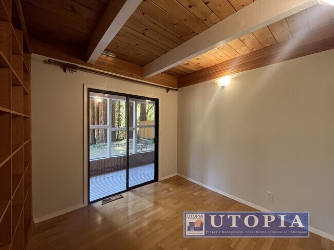 Building Photo - 10585 Redwood Dr