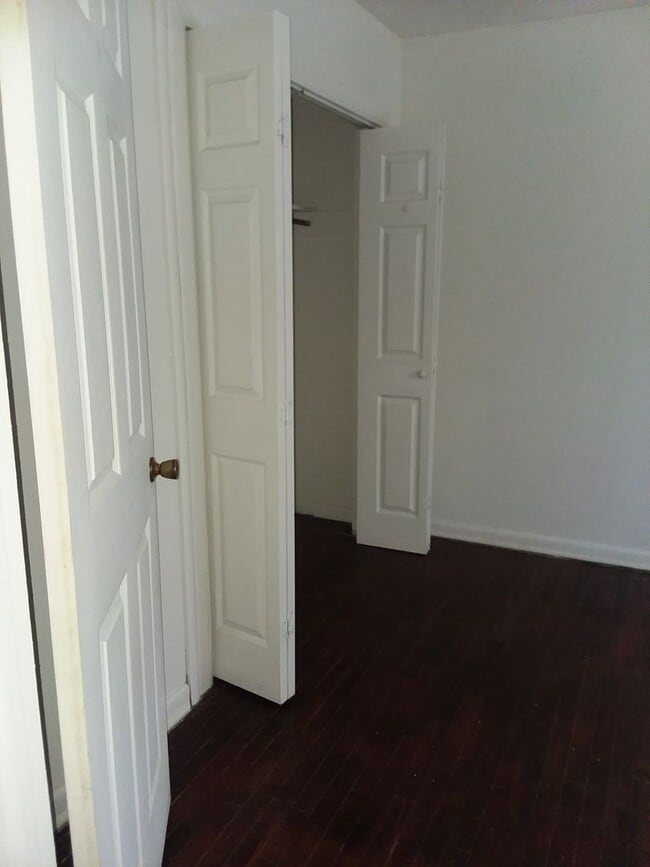 Building Photo - Spacious 3 bedroom and 1 bathroom