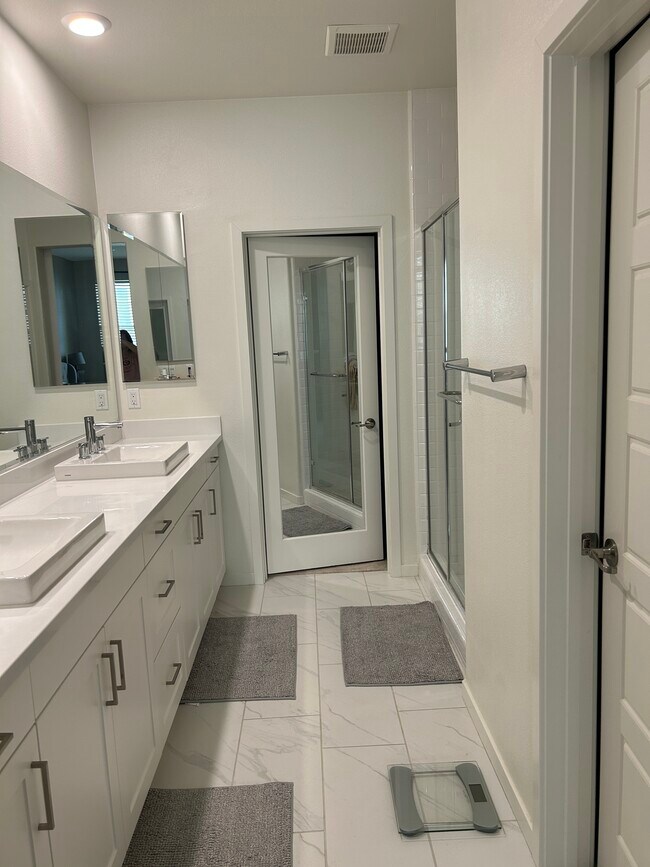 Building Photo - 212 Paramount