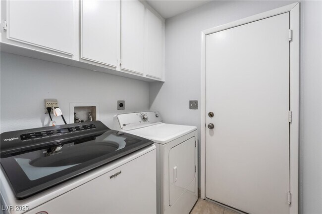 Building Photo - 5761 Cloverleaf Cir