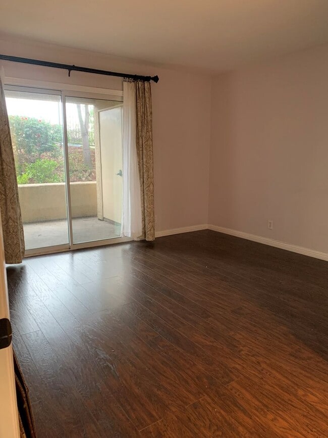 Building Photo - RENT READY BEAUTIFUL LOWER 1BD/1BTH CONDO