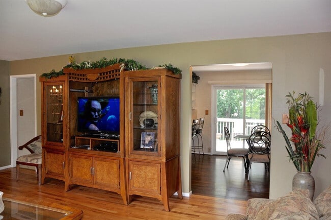 Building Photo - 2065 Yorktown Dr
