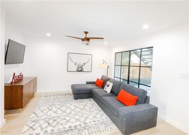 Building Photo - 400 E 30th St