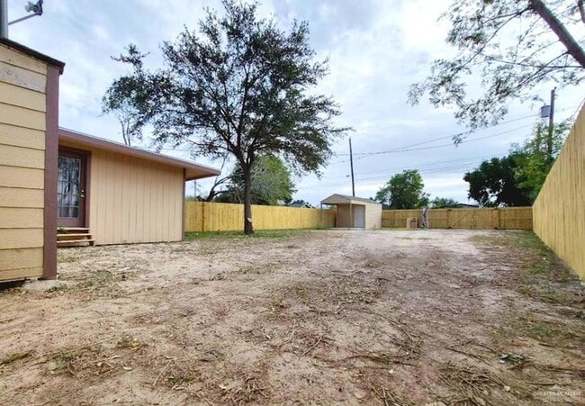 Building Photo - 704 E Schunior St