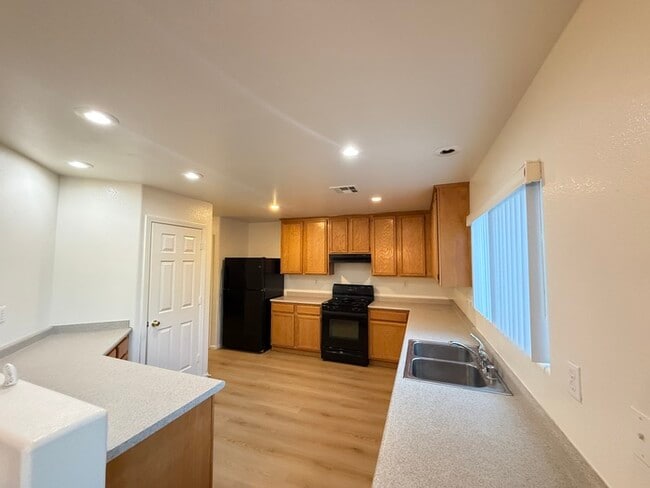 Building Photo - Carry Over Showing: This property has been shown before and will be rented to the first most qual...