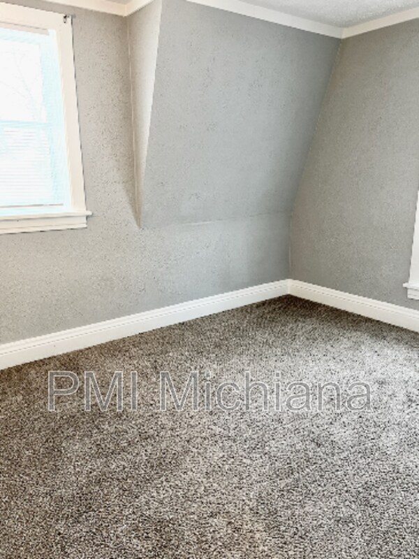 Building Photo - 1226 E Madison St