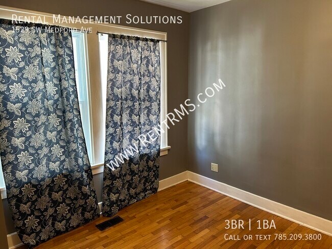 Building Photo - 1529 SW Medford Ave