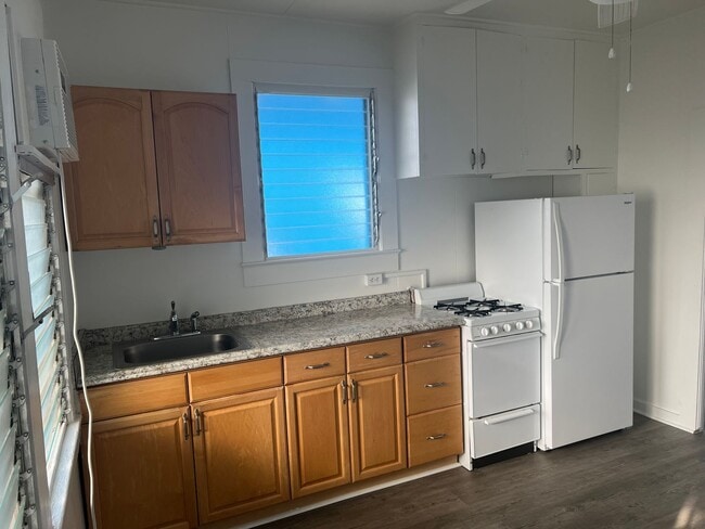 Building Photo - Pet-Friendly 1BR in Honolulu’s Kapahulu Ar...