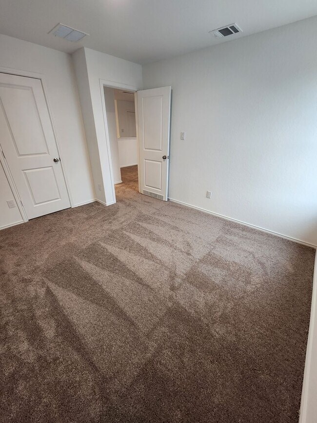 Building Photo - 4-bed, 2-bath gem in Hidden Trails- Bulverde TX- 4/2/2-6013 Companion Loop